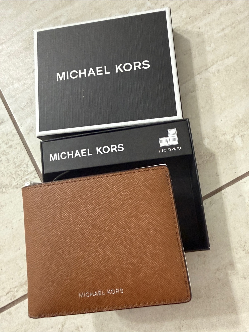 Michael Kors Tan Leather Bi-Fold Card & Key Holder new ..authentic .. gift box